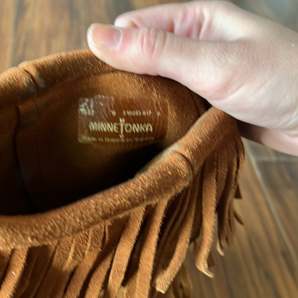 Very slightly Worn Minnetonka Tan Fringe Moccasin Boots - Picture 4 of 4